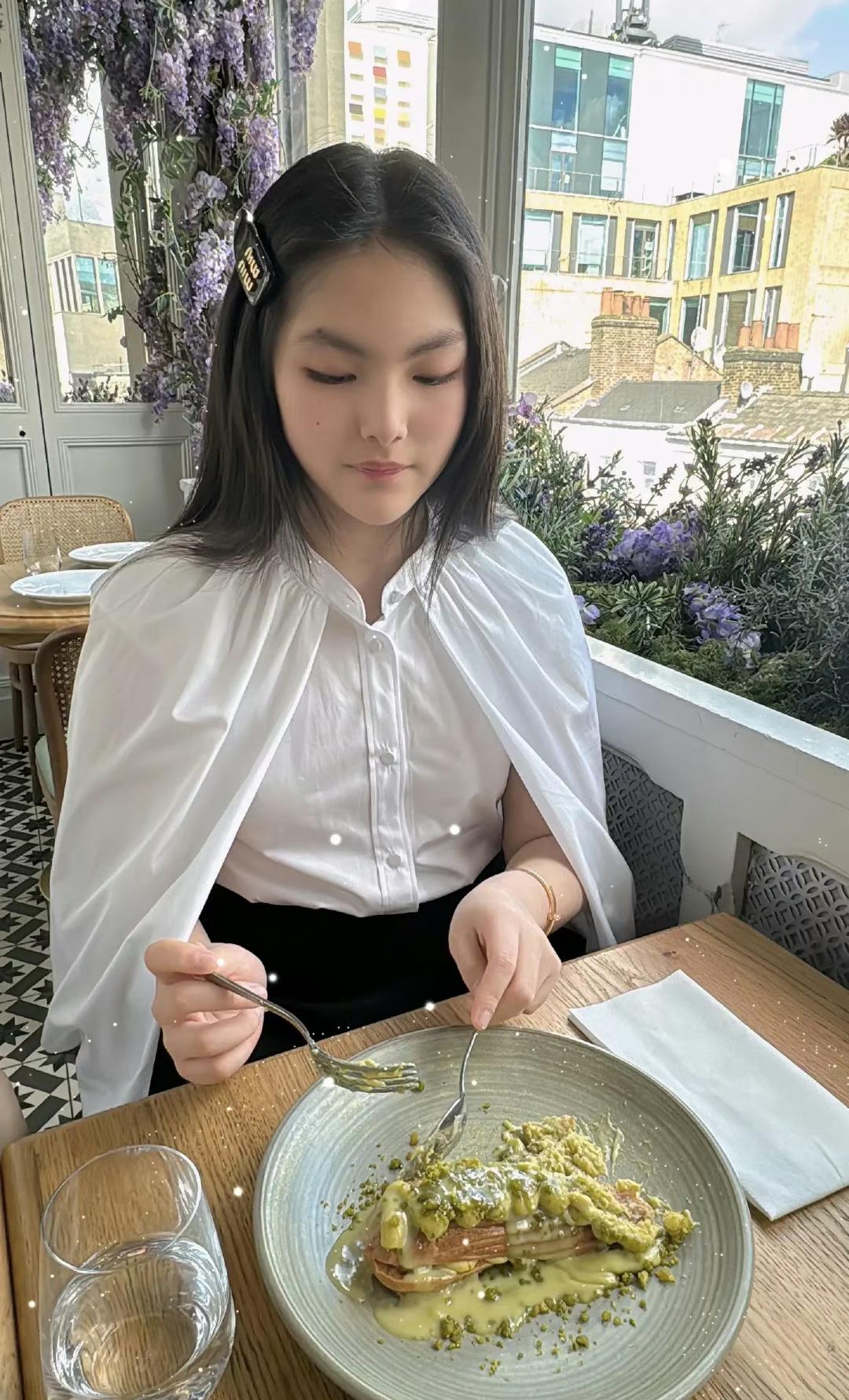 李湘带女儿看展，王诗龄两套穿搭超10万，亲妈滤镜下又飒又美