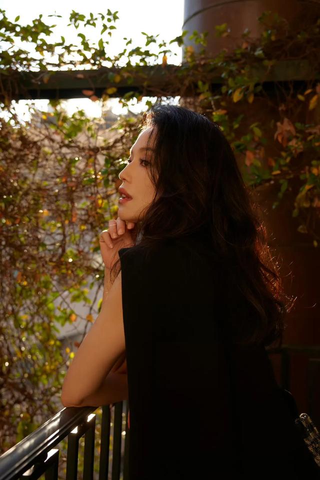 郭晶晶烫了卷发看秀,舒淇穿红色尖头鞋很娇俏,杨紫琼也来看秀!