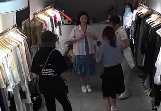 49岁梅婷逛街被偶遇，脚踝纤细真人太瘦，整个人薄薄的一片好少女