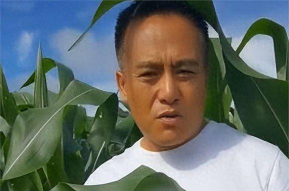 四位曾经火热的演员，如今过气回归普通生活：喂猪放牛、卖菜炒面