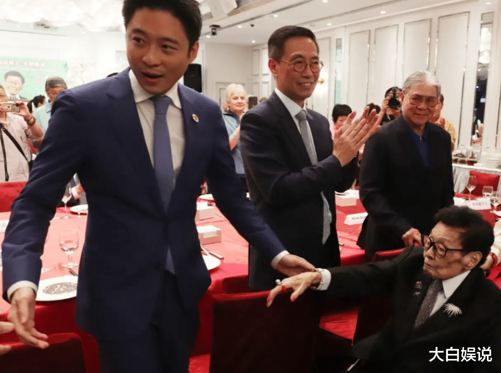 霍震霆父子现身大咖101岁生日宴,二少被众星捧月,座次超父亲
