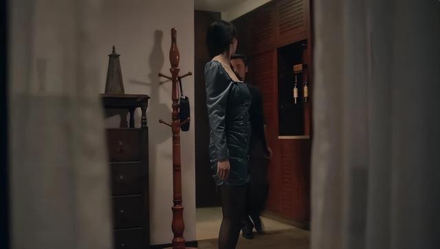 《猎冰》陪酒女腹部赘肉抢镜被吐槽，网友：没去过夜总会就别乱说