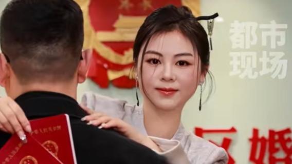 女老师从不化妆，领证时精心打扮，引全班同学沸腾，颜值很出众！