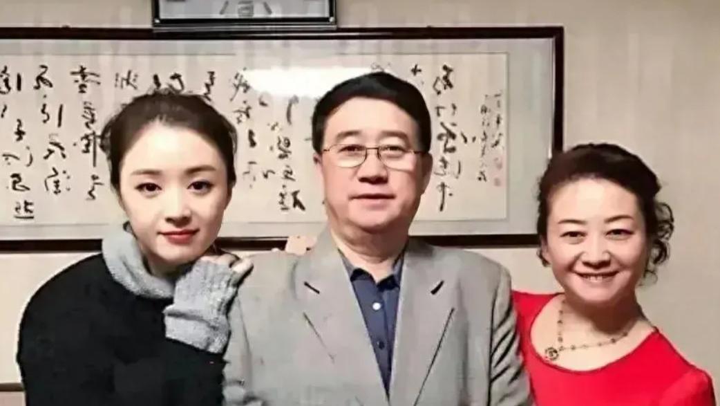 蒋欣罕晒全家福，爸爸气质儒雅一看就是文化人，妈妈穿红裙有气质