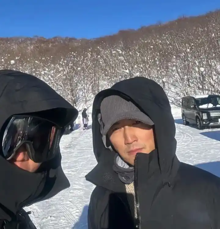 44岁谢霆锋新年与儿子团聚,兄弟俩身高已超过父亲,一家三口同框好温馨