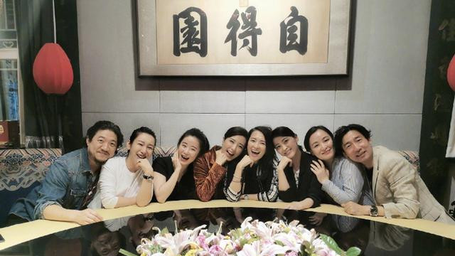 同学聚会差距真大，章子怡与同学像隔代，像坐在一群阿姨中的姑娘