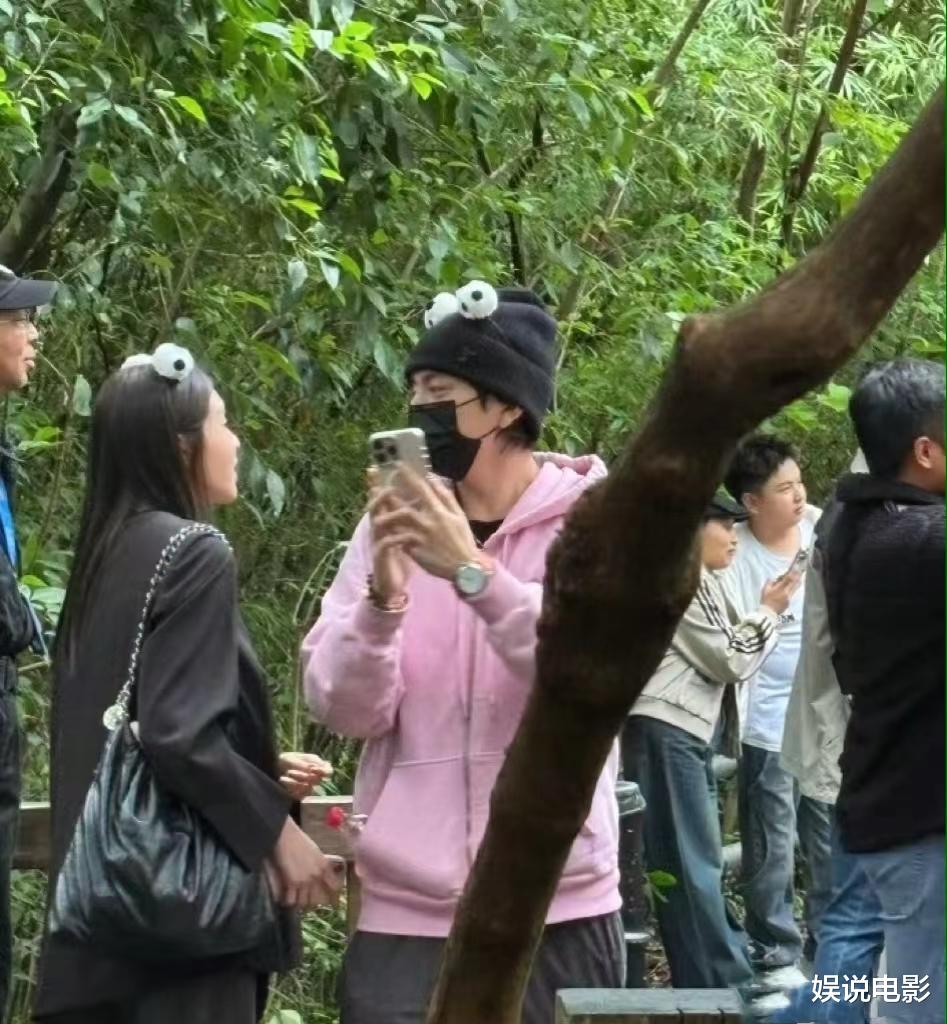 王大陆和女友看大熊猫,亲密合影,感情稳定