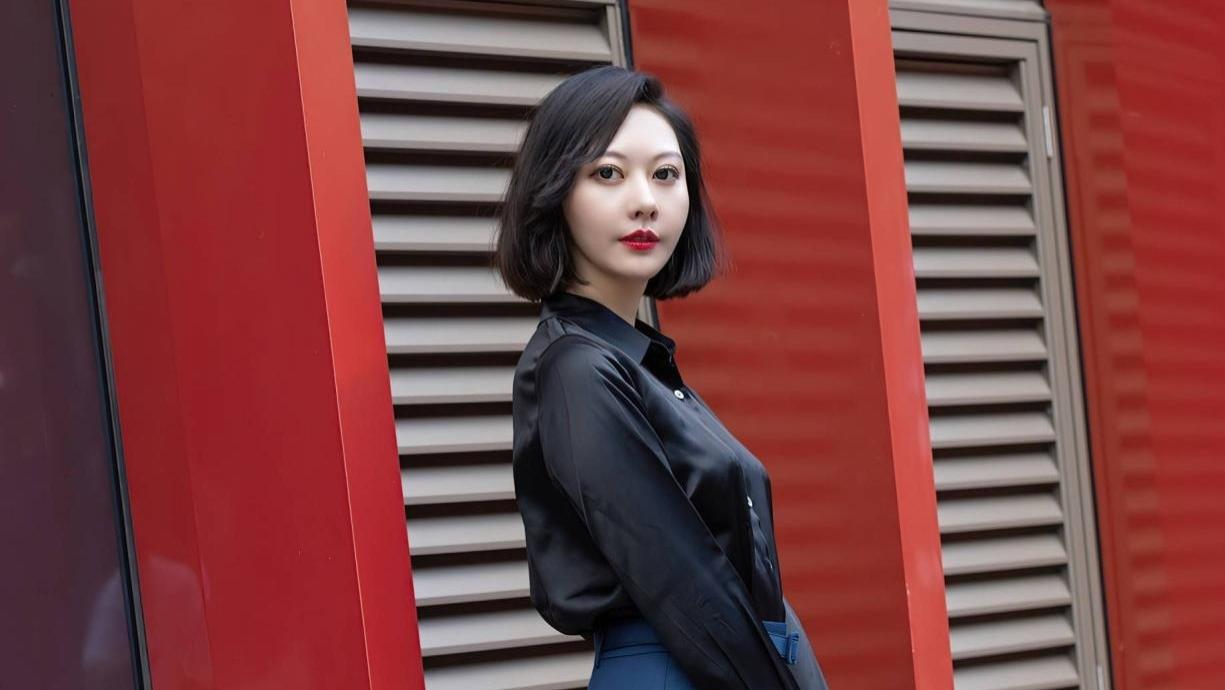 职场穿搭：黑色衬衫与深蓝色半身裙的优雅组合