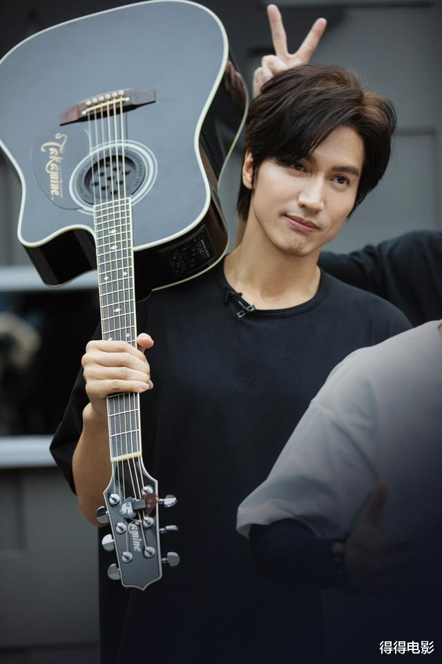 台下拒绝无用社交,台上开嗓炸翻全场,莽村之霸给内娱上了一课