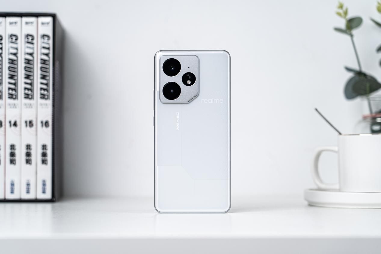 旗舰性能+堪比充电宝的7000mAh电池 真我Neo7首发评测：强得不像中端