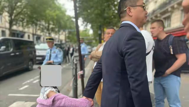 刘强东携娇妻章泽天现身巴黎奥运会,气场强大,8岁女儿身高瞩目