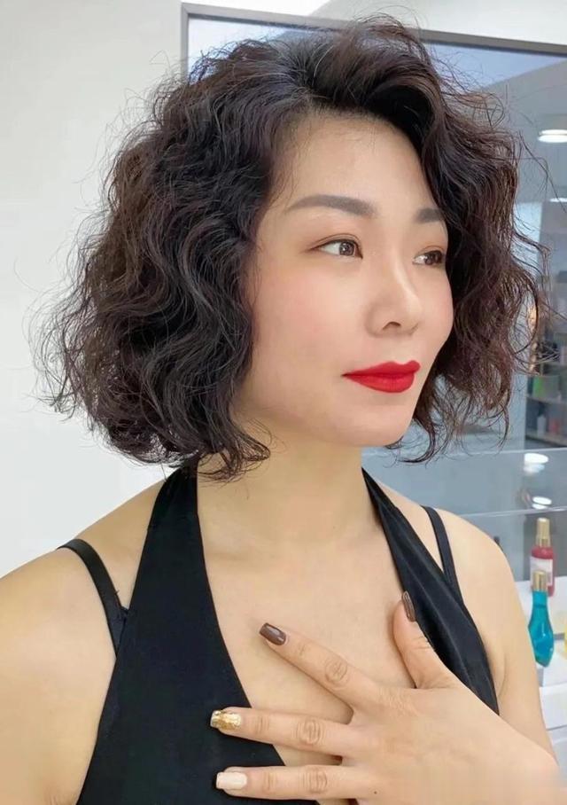 女人过了50岁，烫发切忌这“3不要”！烫对了洋气，烫错显老油腻
