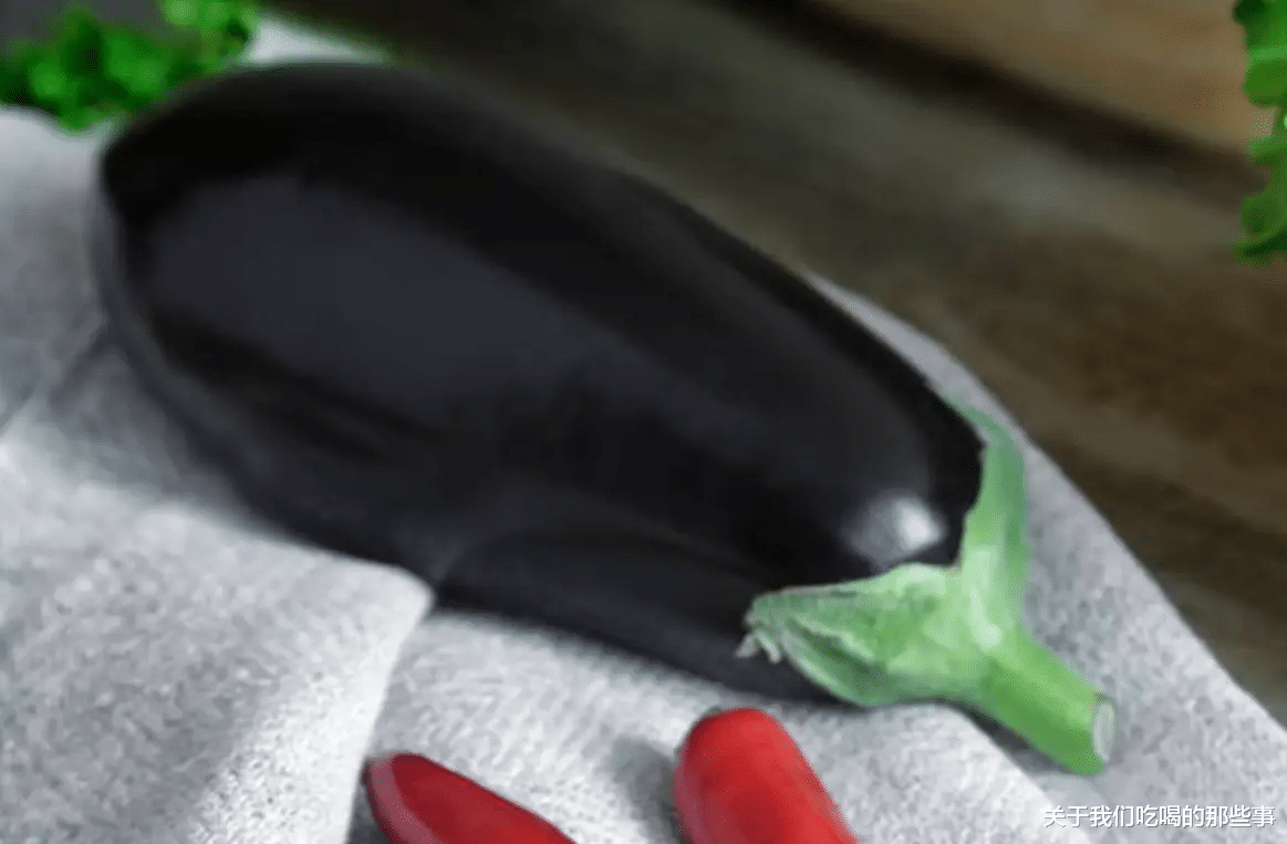 蒸茄子时,不要直接上锅蒸,多加一步,茄子不发黑,鲜嫩有食欲