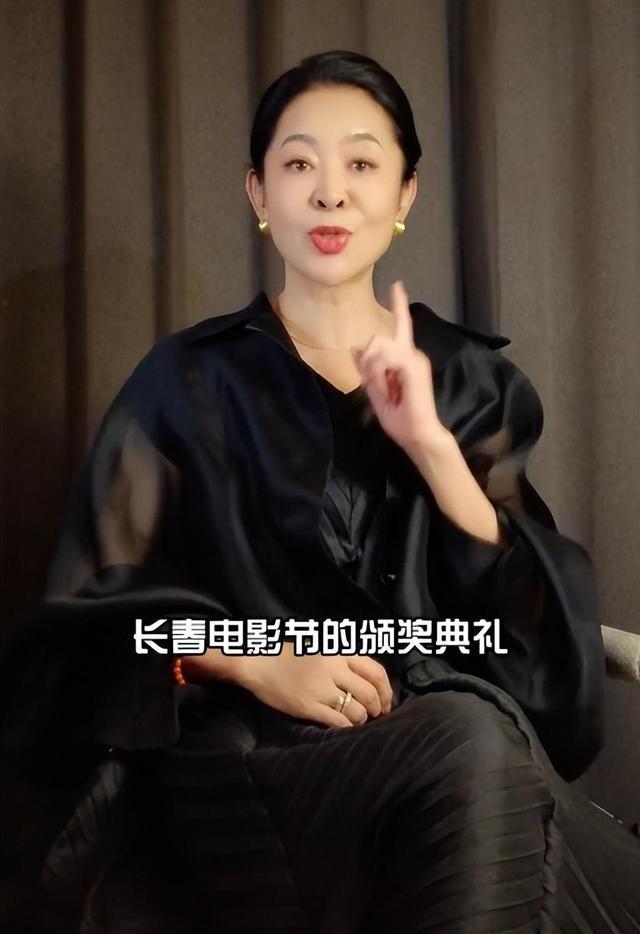 65岁倪萍模样大变疑整容,苹果肌明显两大坨,下巴又尖又长变年轻