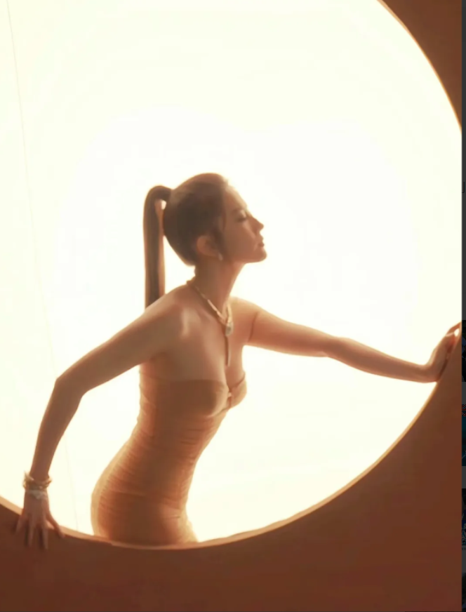 刘亦菲绝美瞬间曝光,身材引热议,镜头下更显魅力!