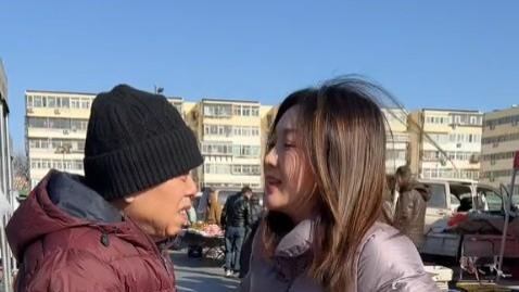 67岁潘长江带女儿逛大集，吃路边摊不怕脏，油切糕揣怀里带给媳妇