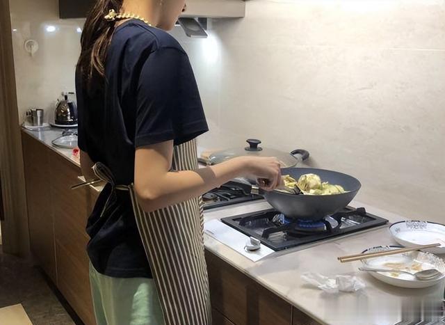 上海29岁不婚主义女生晒一人晚餐，引来很多争议，网友：活得通透