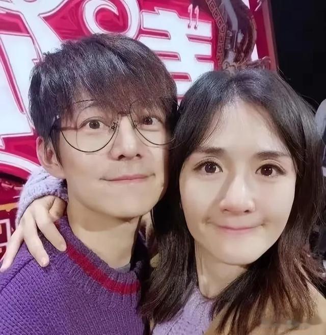 50岁何炅终于有了归宿？“新女友”身份曝光，网友：怎么又是她？