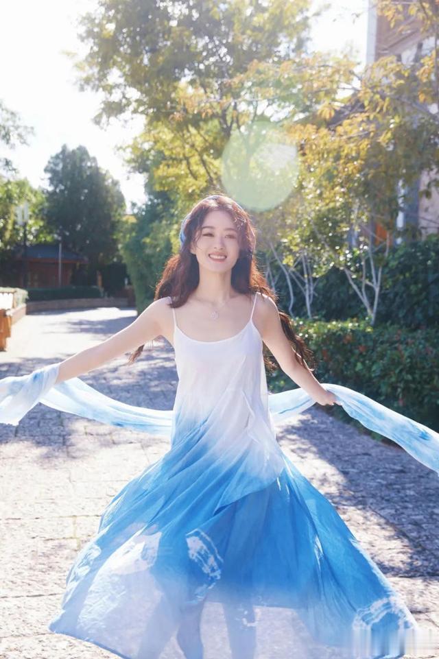 赵丽颖水晶龙袍惊艳漫展 与哪吒敖丙同框上演\我命由颖\