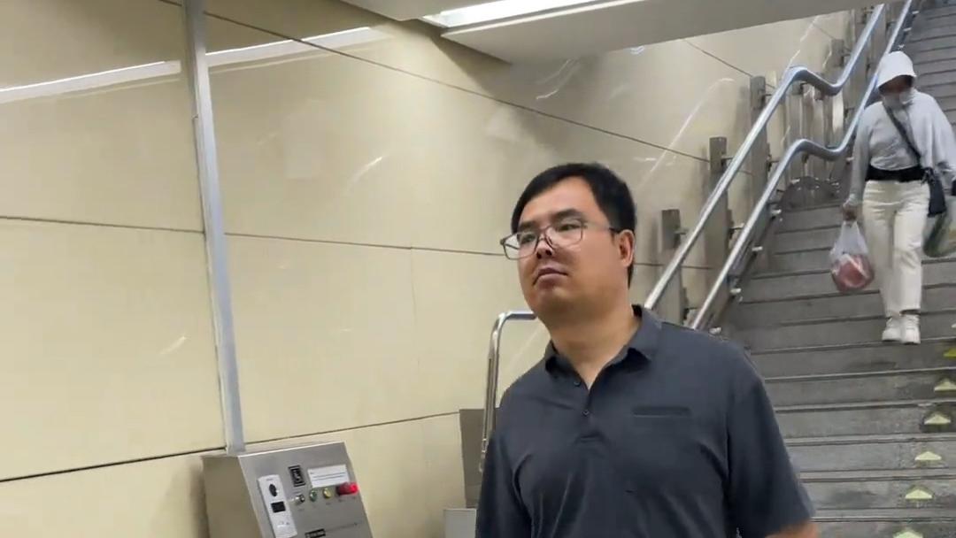 网传一男子用10年当上副总，被裁在家买菜做饭，职场的残酷太现实