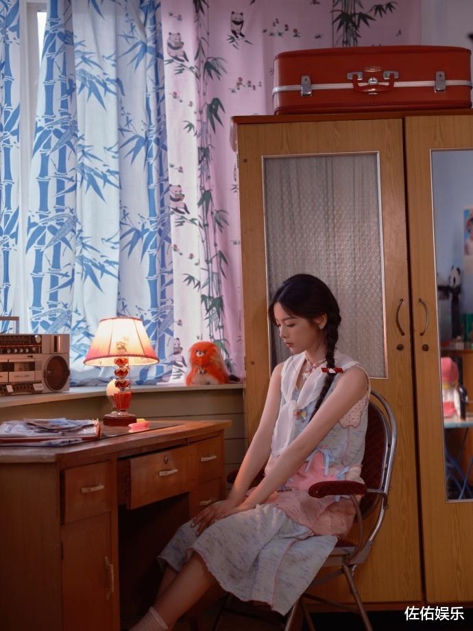 杨超越晒照庆26岁生日,扎双马尾清纯甜美如初恋,复古画风惹人爱