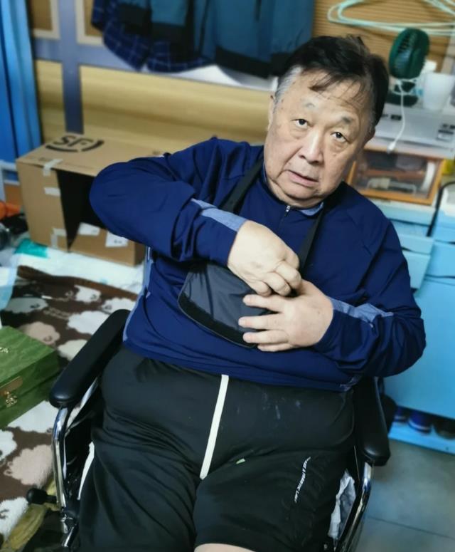 76岁老戏骨养老院过中秋,无儿女看望,想念情人和9岁非亲生女儿