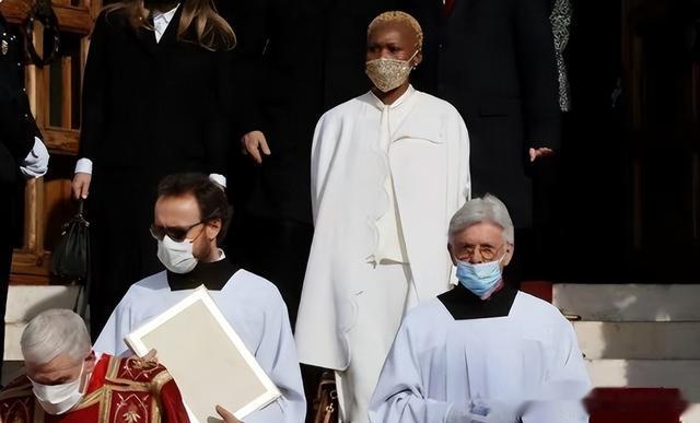 摩纳哥亲王撇下正妻夏琳,高调带着私生女出席晚会,不给王妃面子