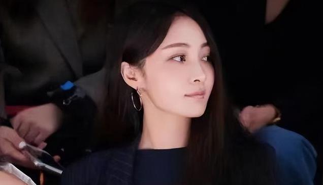 42岁姚笛罕见现身,朋友圈自曝3年不化妆没戏拍,网友直呼认不出