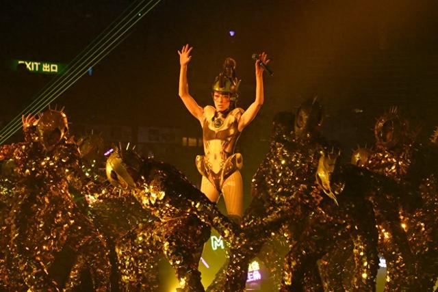 郑秀文演唱会造型超霸气,与许志安罕见同台,保持距离不再秀恩爱