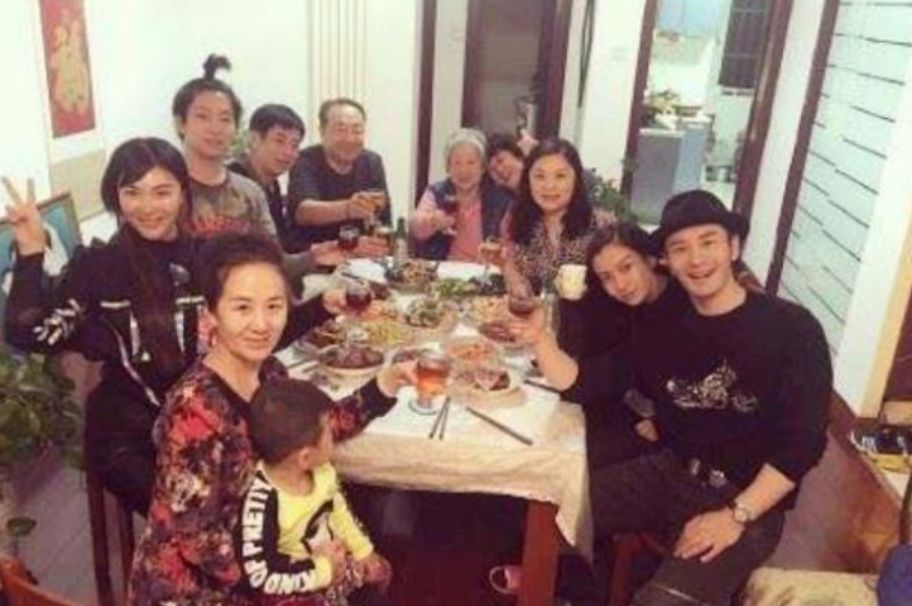 黄晓明姥姥去世!临终拉着他的手说话太心酸,遗憾没看到叶珂生娃