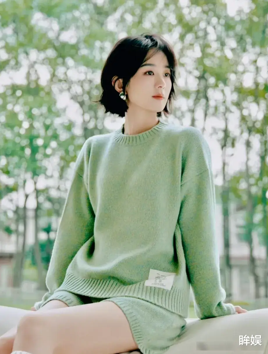 37岁赵丽颖新造型,浅绿毛衣搭配白色半腿袜,时尚又减龄看着像20岁