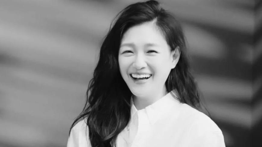 曝大S骨灰抵台，动用私人包机平安落地，粉红色骨灰坛曝光