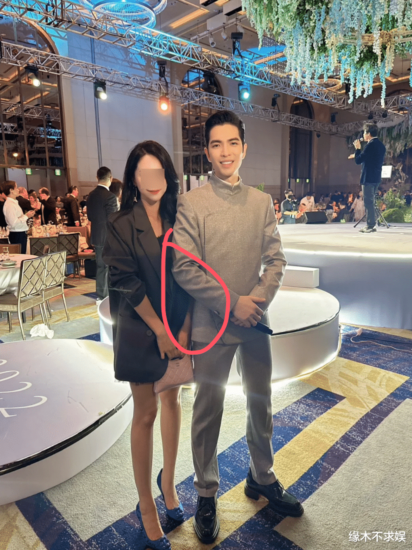 萧敬腾婚礼内场：51岁新娘生图太年轻，女宾客和新郎合影惹争议！