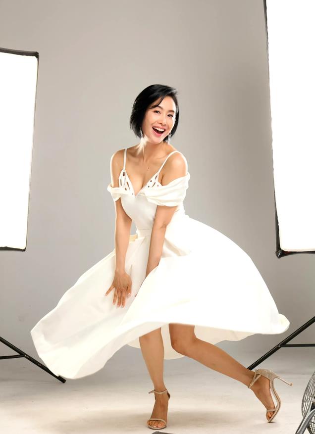 朱茵近照曝光,53岁疑整容撞脸马苏,寒风街头主持赚点小钱不容易