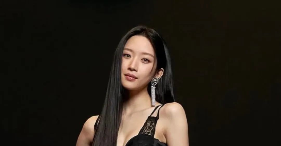 为了给奢牌站台从霸气红裙到情趣黑纱？这别又是第二个Lisa吧