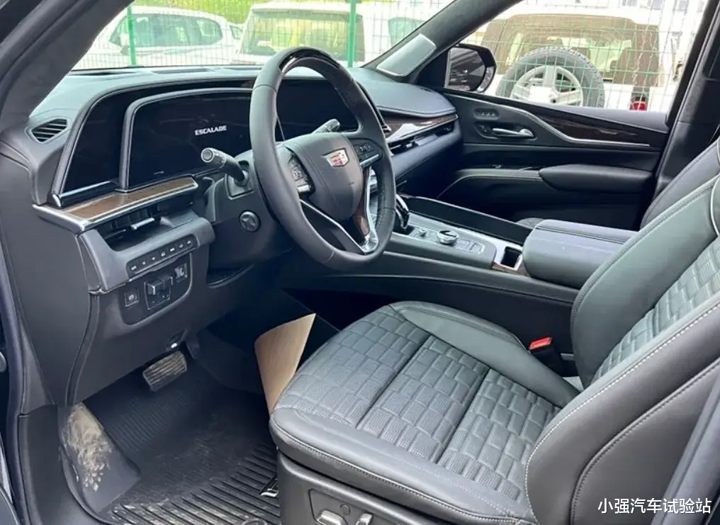 2024款凯雷德，“黑武士”加长版，搭载 6.2L+V8引擎，动力很强悍！