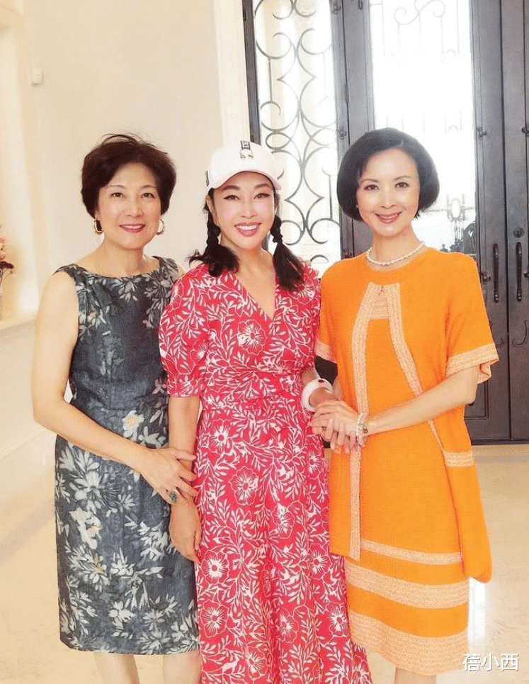 73岁刘晓庆科技美后大变样,扎双马尾辫穿花裙,脸蛋紧致不出皱纹