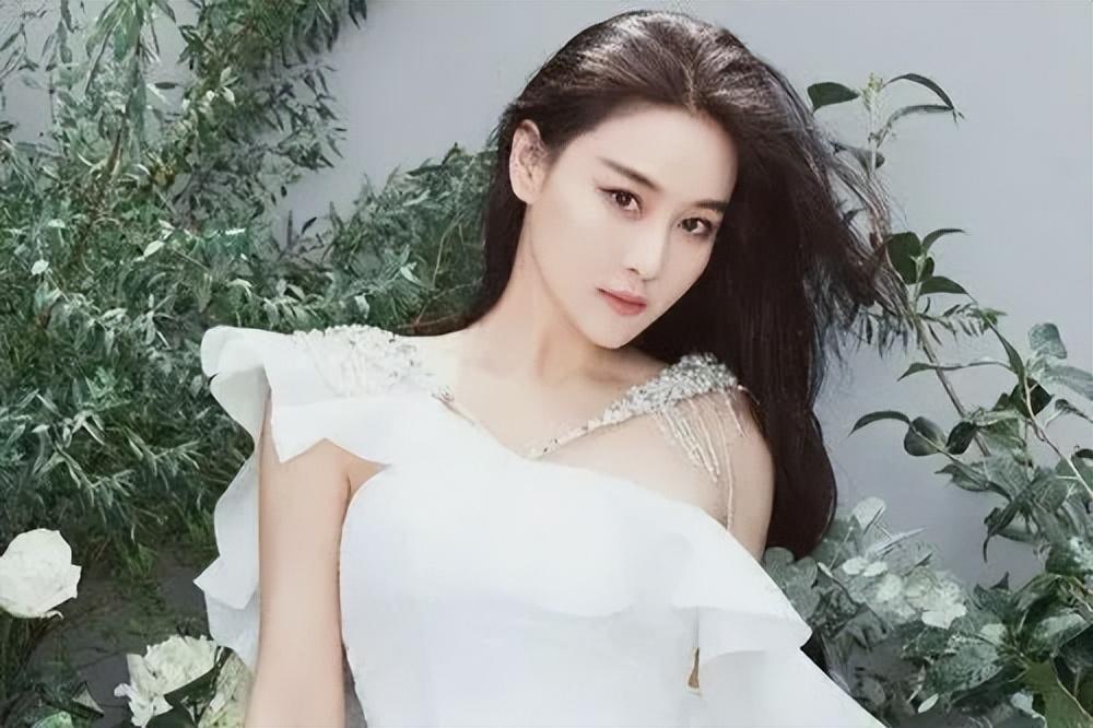 张馨予旧照曝光,网友热议:十年前的风尘味!