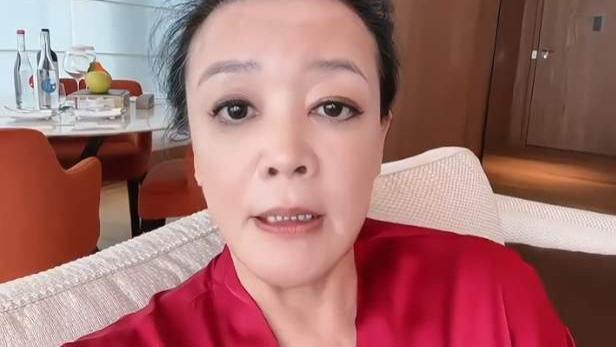 张兰出差坐公务舱，送儿媳香水又说没钱办婚礼，到底几分真心？