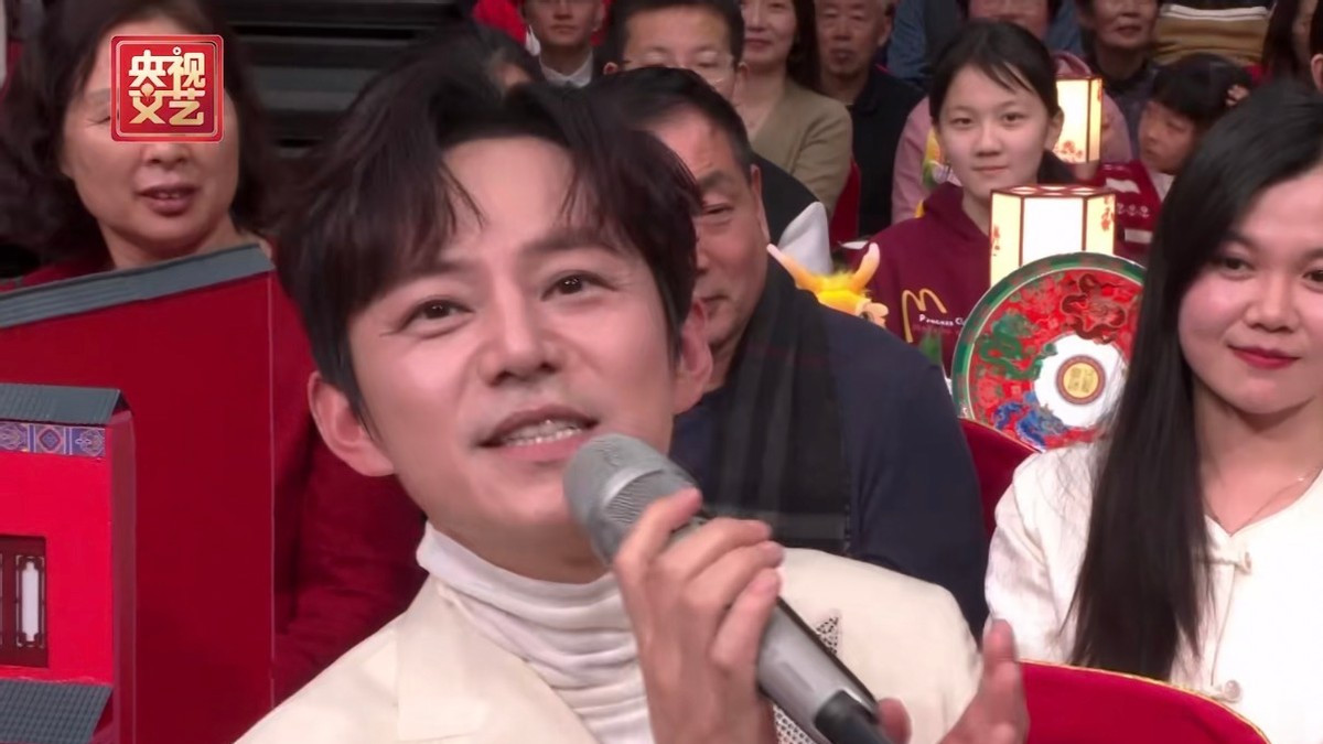 49岁何炅和47岁撒贝宁同框，骨相老去和皮相老去的差距一目了然