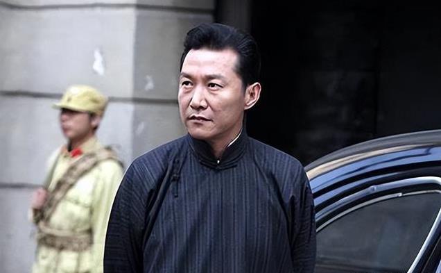 他是反派专业户，娶瑞典妻子，女儿会3国语言，定居瑞典很幸福