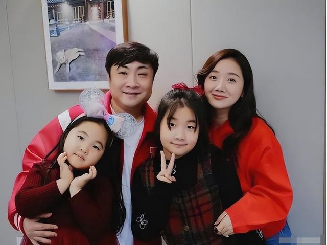 “爸爸基因”有多强大?父女俩共用一张脸,妈妈貌美如花也没用