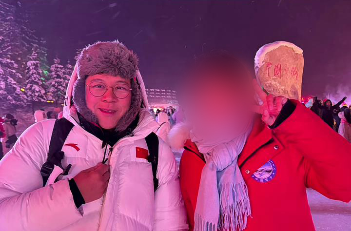 郭晶晶一家圣诞在东北旅游，穿国产印国旗，怕冷的霍启刚全副武装