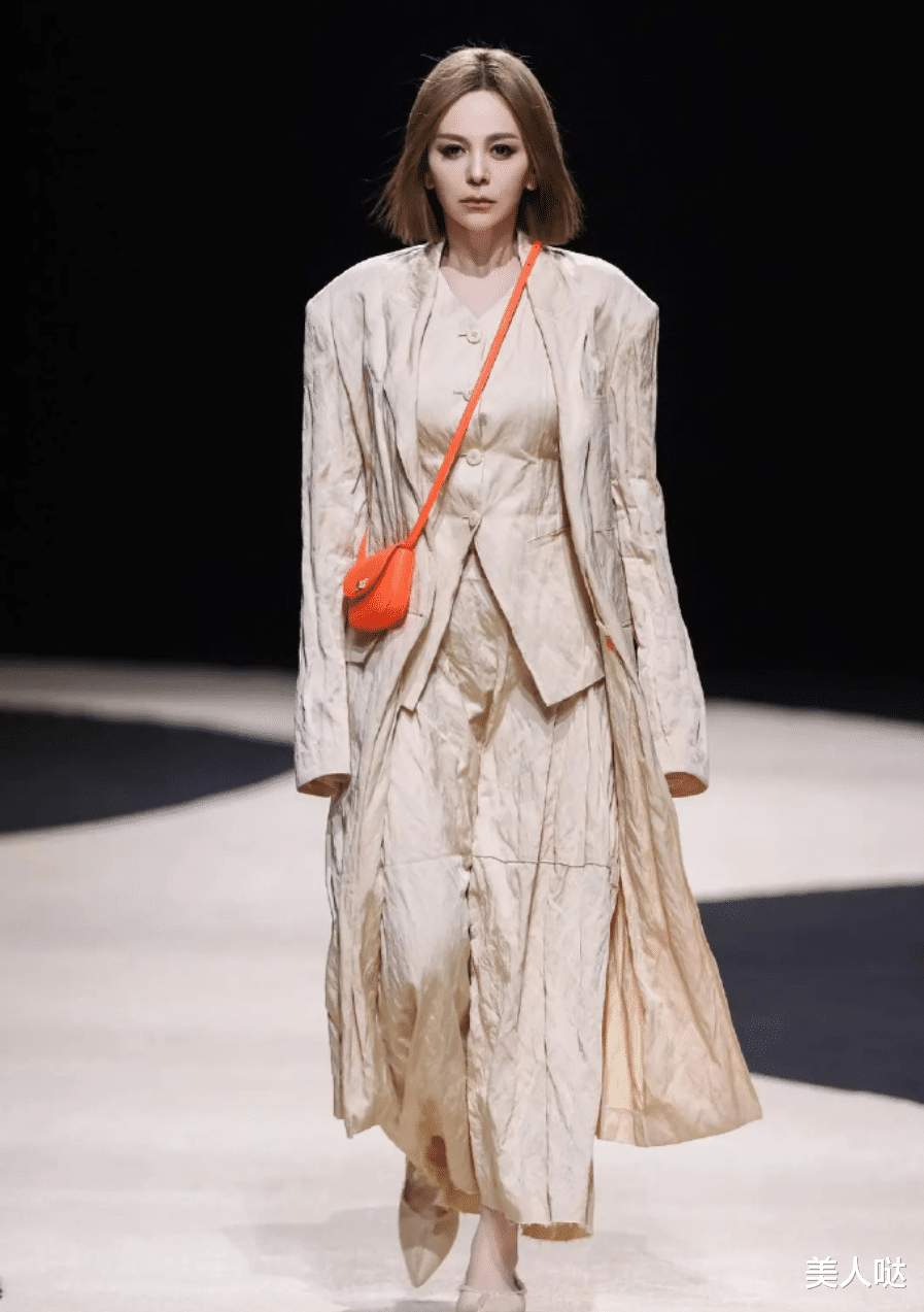 “雪姨”换发型美得像整容,一袭褶皱套装走秀,高级感满满,53岁美到认不出了