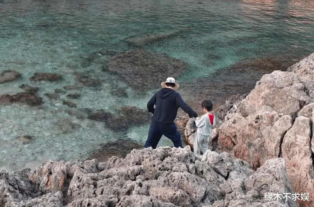 张歆艺一家3口国外被偶遇，袁弘拒绝合影，5岁儿子被夸太帅气！