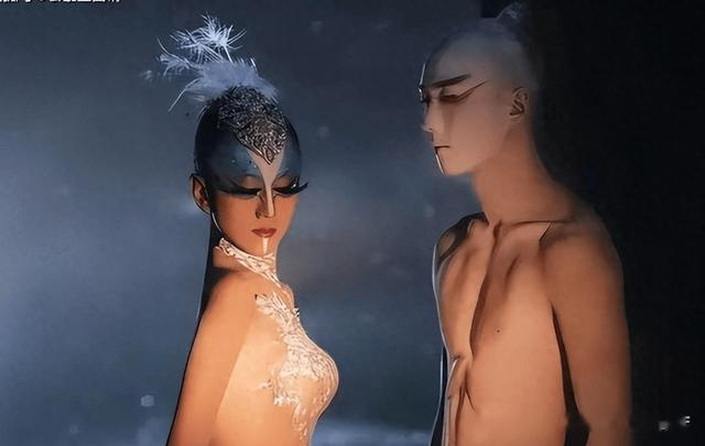 杨丽萍上台没穿衣服?服装都是彩绘的,镜头放大时太“抢眼”!