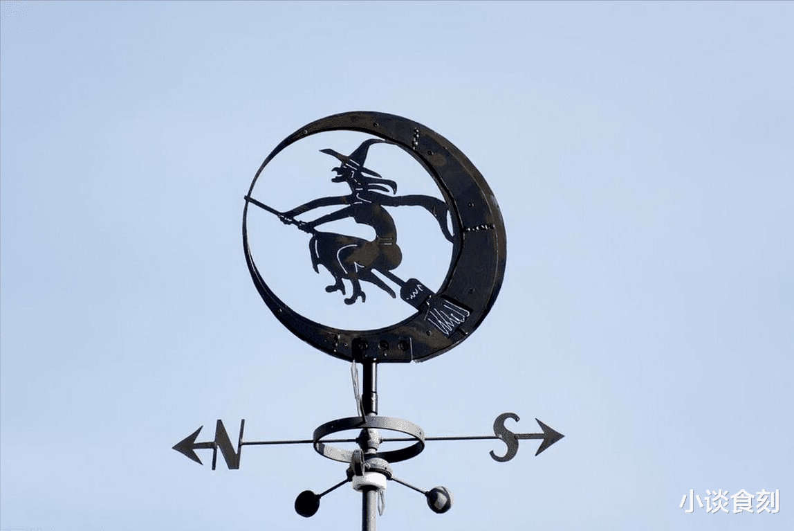 2025是乙巳蛇年,老人说“强木要穿红,青蛇不往西”,有啥说法?