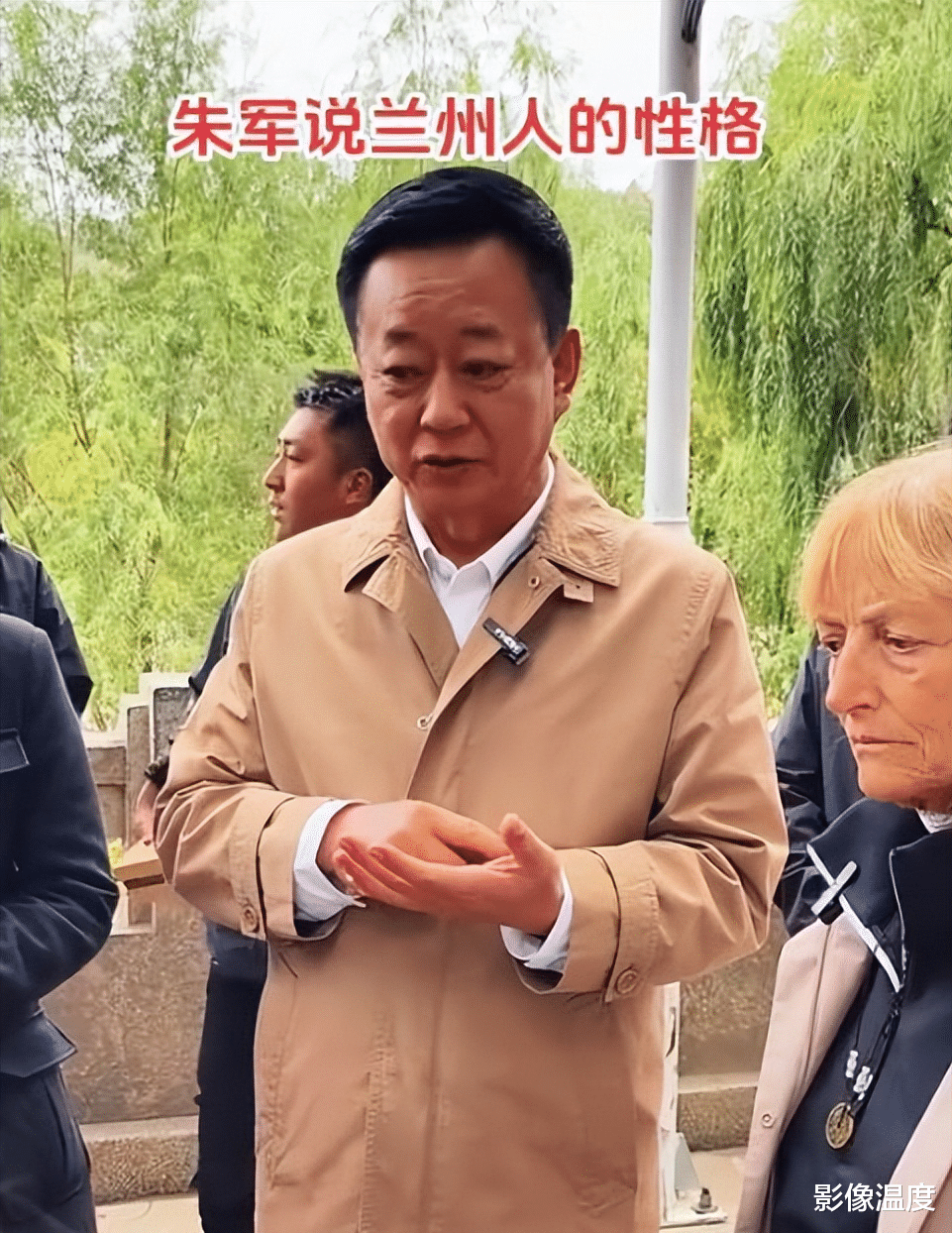 太罕见！央视60岁朱军兰州现身：脸面浮肿发黑太苍老，黄河边唱歌引发疯狂围观