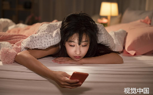 漂亮老婆总爱参加同学聚会，只为在吃饭的时候找点刺激……