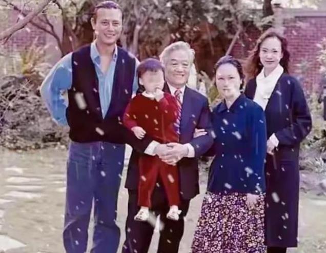 琼瑶与平家子女聚会照曝光 两人亲吻 继子女不满 台媒采访二女儿平珩